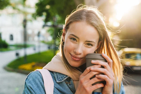 Hermosa Mujer Rubia Alegre Joven Con Chaqueta Mezclilla Caminando Ciudad — Foto de Stock