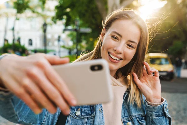 Kot Ceket Giyen Güzel Sarışın Kadın Şehirde Yürüyor Selfie Çekiyor — Stok fotoğraf