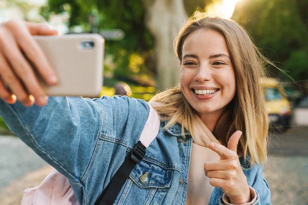 Piękna Wesoła Młoda Blondynka Dżinsowej Kurtce Spacerująca Mieście Robiąca Selfie — Zdjęcie stockowe