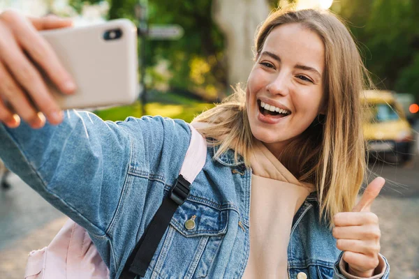 Hermosa Joven Rubia Alegre Con Chaqueta Mezclilla Caminando Por Ciudad —  Fotos de Stock