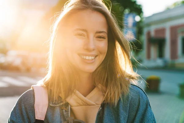 Hermosa Joven Rubia Alegre Con Chaqueta Mezclilla Caminando Por Ciudad —  Fotos de Stock