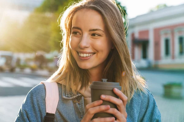 Hermosa Mujer Rubia Alegre Joven Con Chaqueta Mezclilla Caminando Ciudad — Foto de Stock