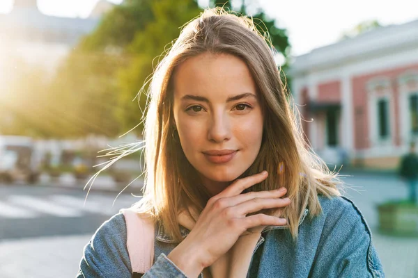 Linda Jovem Loira Alegre Vestindo Jaqueta Jeans Andando Cidade Olhando — Fotografia de Stock