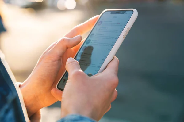 Primer Plano Una Mujer Usando Teléfono Móvil Mientras Está Pie — Foto de Stock