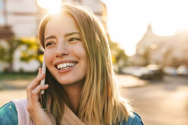 Mooie Vrolijke Jonge Blonde Vrouw Dragen Spijkerjasje Lopen Stad Praten — Stockfoto