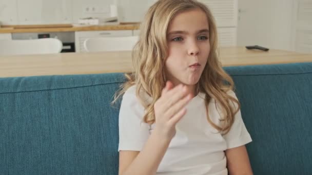 Evdeki Oturma Odasında Televizyon Izlerken Küçük Güzel Bir Kızın Patlamış — Stok video