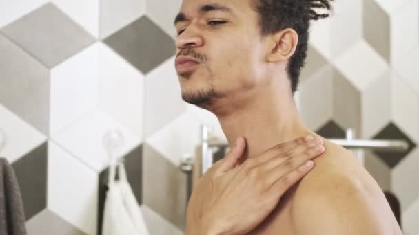 Ung Vacker Koncentrerad Afrikansk Kille Tittar Sina Biceps Nära Spegeln — Stockvideo