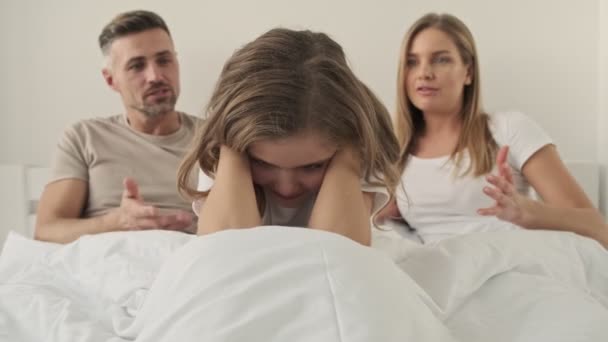 Schwer Verärgerte Junge Eltern Beschimpfen Ihre Kleine Tochter Hause Schlafzimmer — Stockvideo