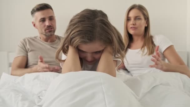 Sérieux Jeunes Parents Colère Grondent Leur Petite Fille Dans Chambre — Video