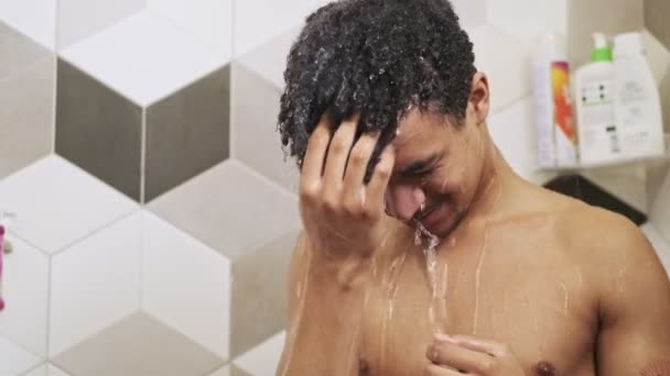 Africano Cara Lavar Cabelo Dentro Casa Banho — Vídeo de Stock