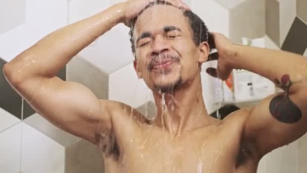 Afrikaanse Man Een Douche Binnen Een Badkamer — Stockvideo