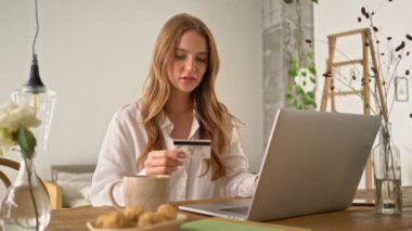 Hoşnutsuz genç bir kadının kredi kartının evdeki rahat bir odada kahvaltıda internetten alışveriş yapmasıyla ilgili sorunları var.
