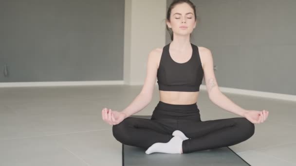 Een Kalme Vrouw Mediteert Terwijl Studio Een Yogamat Zit — Stockvideo