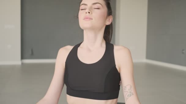 Uma Mulher Calma Relaxada Está Meditando Enquanto Está Sentado Tapete — Vídeo de Stock