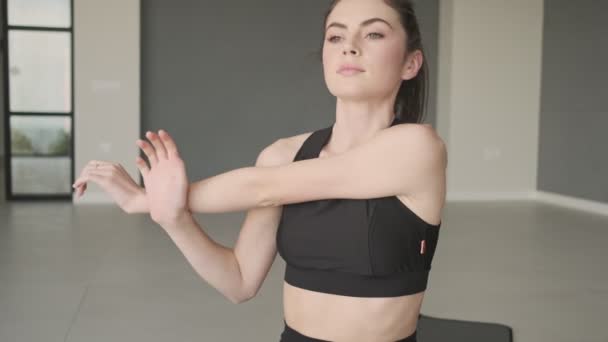 Una Donna Seria Sta Facendo Stretching Seduta Sul Tappetino Yoga — Video Stock