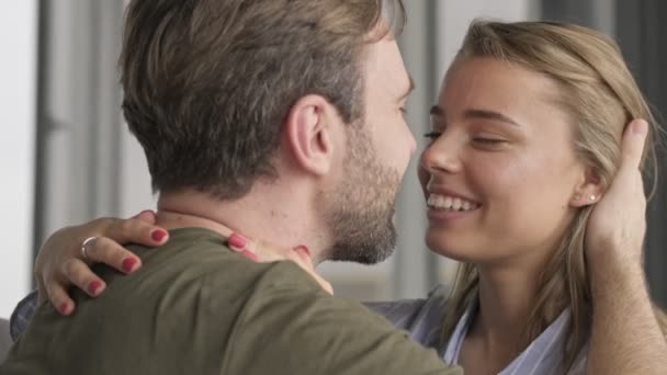 Romantyczna Biała Para Uśmiecha Się Przytula Siedząc Salonie Domu — Wideo stockowe