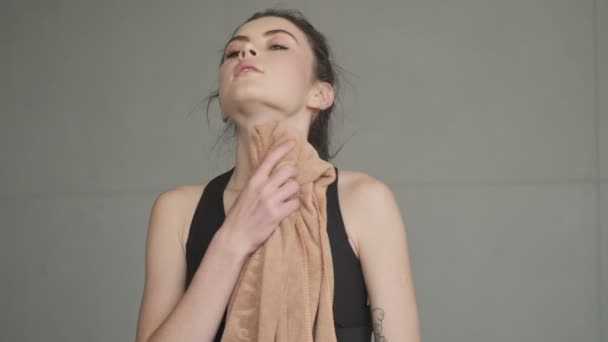 운동복을 아름다운 여성의 근접촬영 스튜디오 위에서 훈련을 수건으로 — 비디오