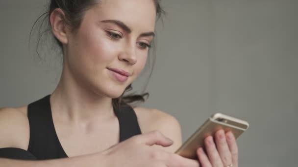 Une Jolie Jeune Femme Souriante Survêtement Noir Utilise Son Smartphone — Video