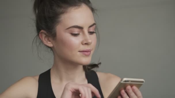 Uma Jovem Sorridente Feliz Traje Preto Está Usando Seu Smartphone — Vídeo de Stock