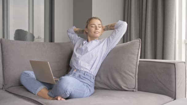 Uma Mulher Relaxada Positiva Está Usando Seu Computador Portátil Enquanto — Vídeo de Stock