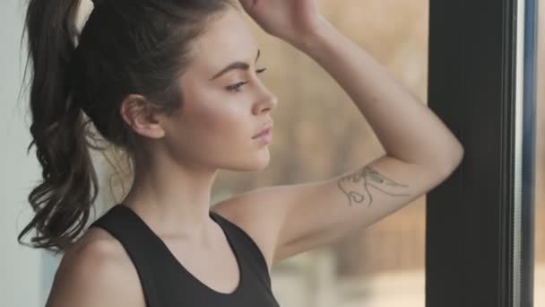 Uma Vista Perto Uma Mulher Bonita Encantadora Traje Preto Está — Vídeo de Stock