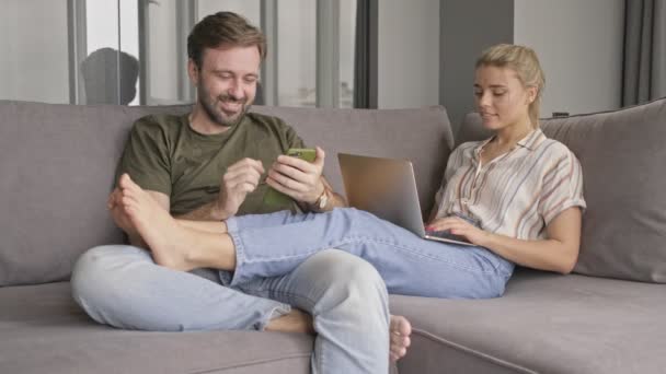 Belo Casal Jovem Está Passando Tempo Casa Juntos Enquanto Usa — Vídeo de Stock