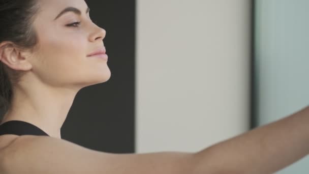 Detailní Pohled Nádhernou Mladou Ženu Černé Teplákové Soupravě Pořízení Selfie — Stock video