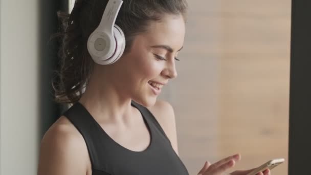 Una Vista Lateral Una Joven Deportista Sonriente Chándal Negro Está — Vídeos de Stock