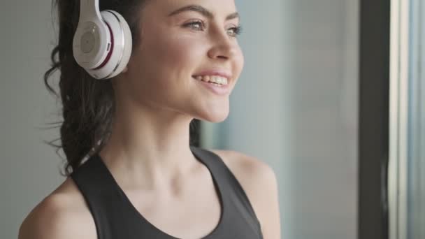 Uma Jovem Adorável Traje Preto Está Ouvindo Música Fones Ouvido — Vídeo de Stock