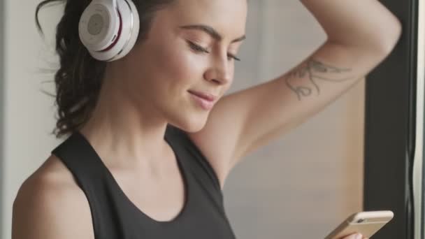 Una Joven Feliz Chándal Negro Con Auriculares Está Disfrutando Música — Vídeo de stock