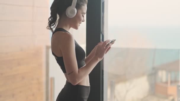 Een Zijaanzicht Van Een Slanke Sportieve Jonge Vrouw Een Zwart — Stockvideo