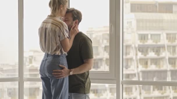 Jovem Casal Atraente Homem Mulher Estão Abraçando Beijando Enquanto Estão — Vídeo de Stock