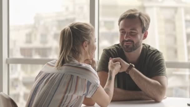 Una Feliz Pareja Joven Hombre Mujer Están Mirando Uno Otro — Vídeos de Stock