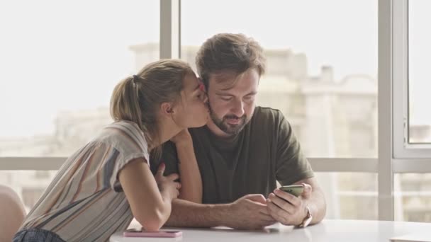 Una Encantadora Pareja Joven Hombre Mujer Están Pasando Tiempo Juntos — Vídeos de Stock