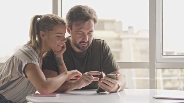 Belo Jovem Casal Homem Mulher Estão Passando Tempo Juntos Assistindo — Vídeo de Stock