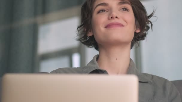 Sorrindo Jovem Bonita Mulher Pensativa Usando Computador Portátil Olhando Para — Vídeo de Stock