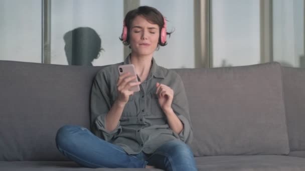 Zufriedene Junge Hübsche Frau Mit Kopfhörer Die Musik Auf Dem — Stockvideo