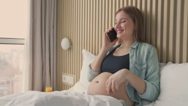 Une Belle Femme Enceinte Parle Sur Son Smartphone Touche Son — Video