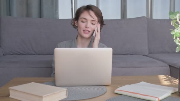 Szczęśliwa Młoda Ładna Kobieta Rozmawia Przez Smartfona Siedząc Przy Stole — Wideo stockowe