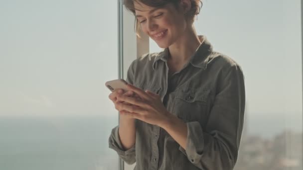 Feliz Joven Bonita Mujer Mirando Hacia Otro Lado Continuación Utilizando — Vídeos de Stock