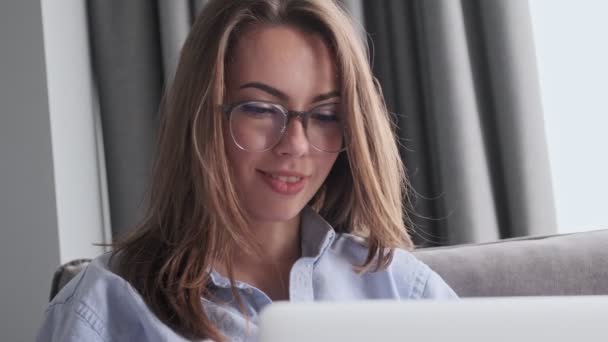 Sorrindo Atraente Mulher Morena Óculos Usando Computador Portátil Enquanto Sentado — Vídeo de Stock