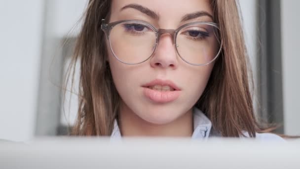 Nahaufnahme Einer Konzentrierten Attraktiven Brünetten Frau Mit Brille Die Laptop — Stockvideo