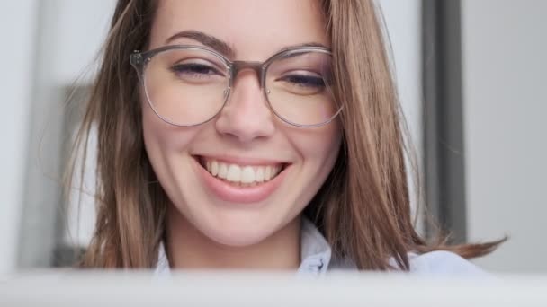 Close View Cheerful Attractive Brunette Γυναίκα Γυαλιά Ηλίου Χρησιμοποιώντας Φορητό — Αρχείο Βίντεο