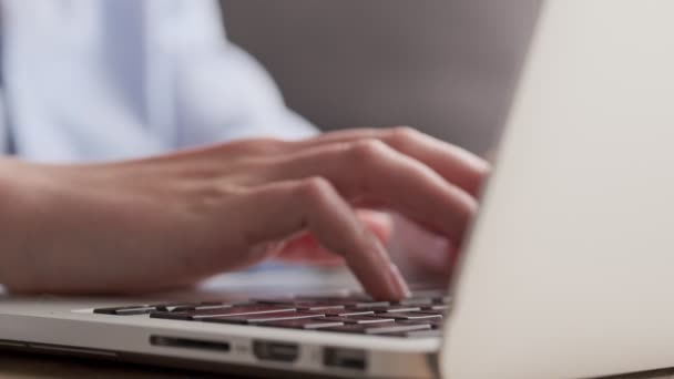 Gesneden Weergave Van Jonge Vrouw Shirt Met Behulp Van Laptop — Stockvideo