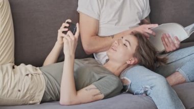 Oldukça hoş bir çift manzarası var. Erkek ve kadın evlerinin oturma odasında birlikte vakit geçiriyorlar.