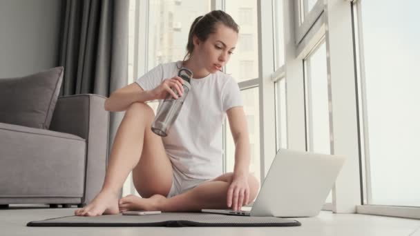 Mulher Morena Atraente Feliz Usando Computador Portátil Enquanto Sentado Com — Vídeo de Stock