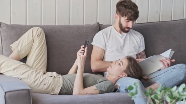 Jovem Casal Adorável Homem Mulher Estão Passando Tempo Juntos Sala — Vídeo de Stock