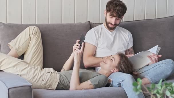 Jovem Casal Alegre Positivo Homem Mulher Estão Passando Tempo Juntos — Vídeo de Stock