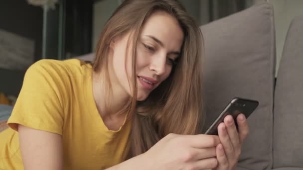 Una Giovane Donna Attraente Sta Digitando Messaggio Sul Suo Smartphone — Video Stock