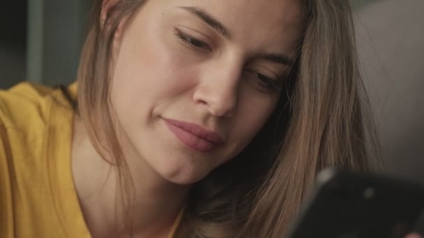 Ένα Κοντινό Πλάνο Μιας Όμορφης Νεαρής Γυναίκας Χρησιμοποιεί Smartphone Της — Αρχείο Βίντεο